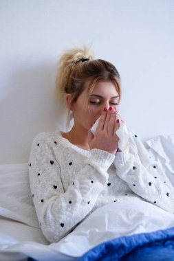 Kadın yatakta yatıyordu sıcaklığını ölçme