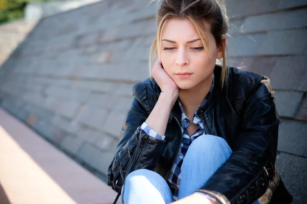 Young girl feeling bad in the city street — Stock Photo, Image