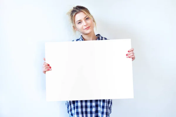 Muchacha mostrando un gran cartón blanco para el espacio de copia de texto —  Fotos de Stock