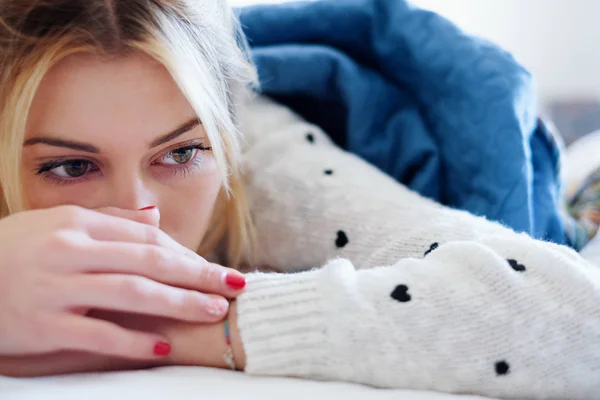 Chica pensativa y pensativa tratando de dormir — Foto de Stock