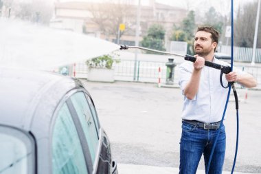 Adam çamaşır araba oto yıkama istasyonu