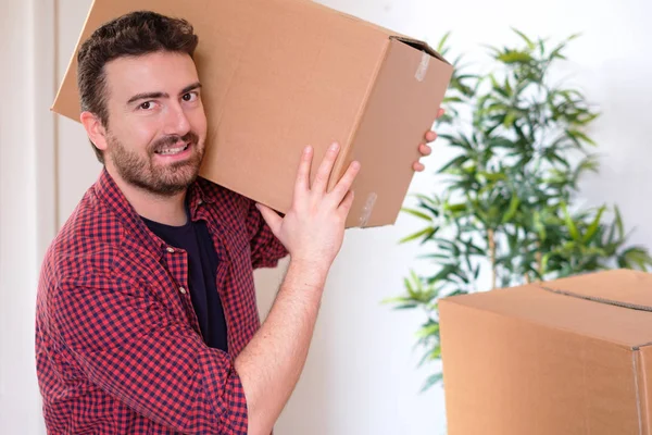 Boldog ember mozgó dobozok kész áthelyezés — Stock Fotó