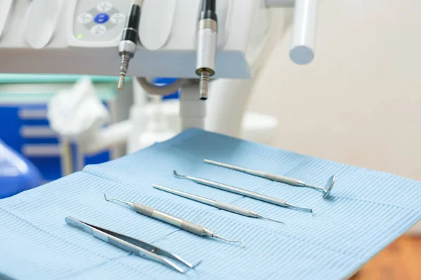 शस्त्रक्रिया दंतचिकित्सा ऑपरेशनसाठी दंतचिकित्सक उपकरणे — स्टॉक फोटो, इमेज