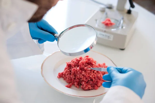 Контроль качества свежего красного мяса в лабораторном микроскопе — стоковое фото