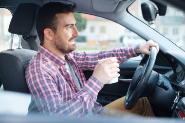 Araba sürüş sırasında kahve içme adam portresi