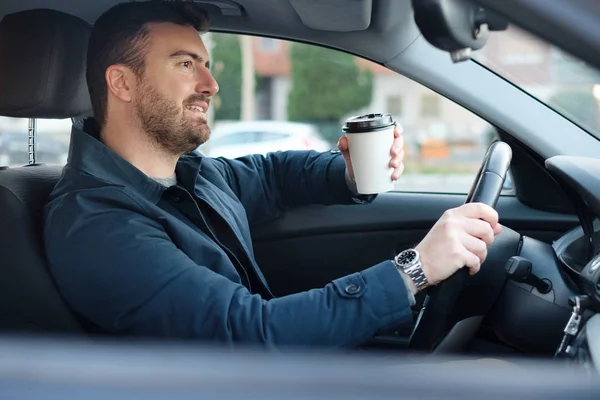 Hombre beber café mientras conduce el coche — Foto de Stock