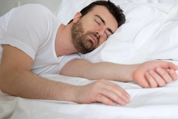 Homem com os olhos fechados na cama dormir — Fotografia de Stock