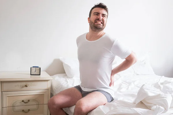 Homem despertando de manhã e sofrendo de dores nas costas — Fotografia de Stock