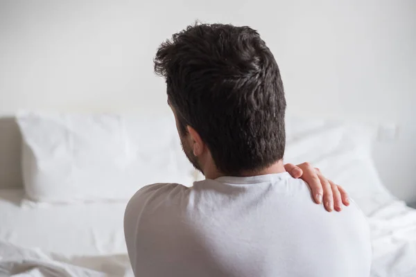 Colchão desconfortável e travesseiro causa dor no pescoço — Fotografia de Stock