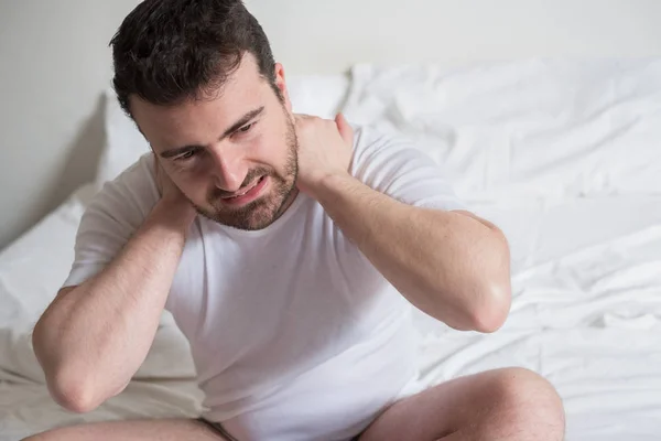 Hombre sintiendo dolor de espalda en la cama después de dormir —  Fotos de Stock