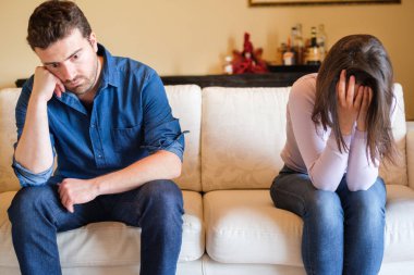 İlişki sonunda ve kanepede ağlayan kız