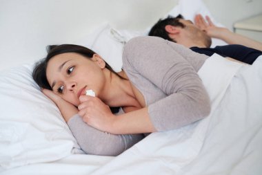 Onun erkek arkadaşı tarafından göz ardı yatak ağlıyor içinde üzgün kadın