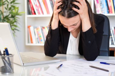 Overworking iş kadını yorgun hissediyorum