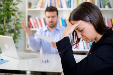 Öfkeli patron kötü çalışan iş incelenmesi