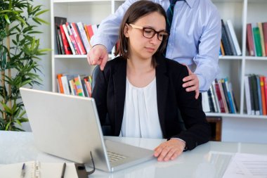 Genç çalışan işçi patronu ve rahatsızlık hissi tarafından dokundu