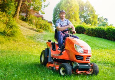 Bahçıvan binme çim biçme makinesi bahçede sürüş