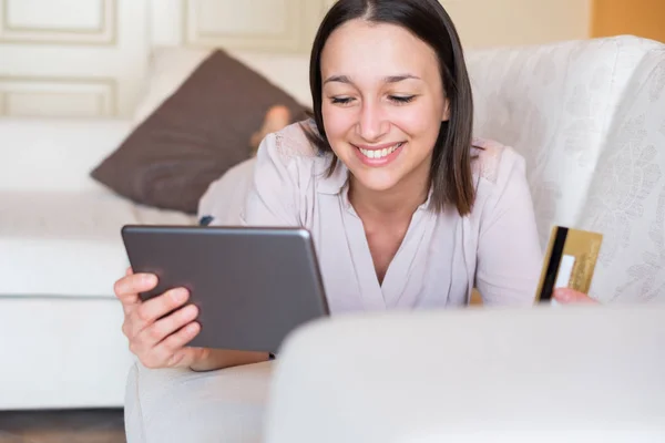 Jonge vrouw doen online winkelen thuis met de transactie van de creditcard van de veilige bank — Stockfoto