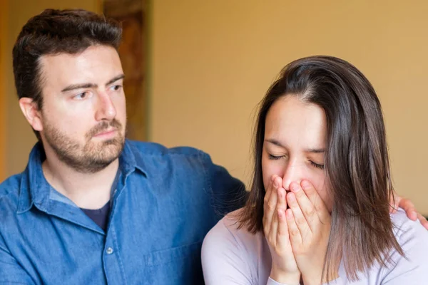 Novia llorando y novio tratando de hacer las paces — Foto de Stock