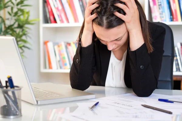 Überarbeitende Geschäftsfrau fühlt sich erschöpft — Stockfoto