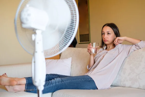 Donna sensazione di caldo e cercando di rinfrescarsi nel caldo estivo — Foto Stock