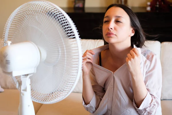 Mujer sintiéndose caliente y tratando de refrescarse en el calor del verano —  Fotos de Stock