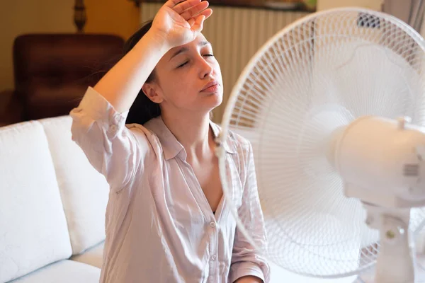 Donna sensazione di caldo e cercando di rinfrescarsi nel caldo estivo — Foto Stock