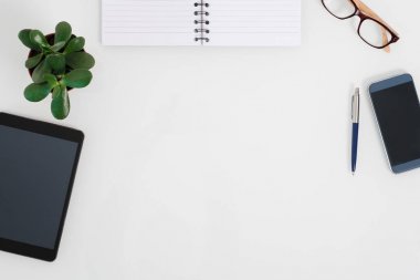 Beyaz ofis resepsiyon masası ve office nesneleri. Kopya alanı ile yüksek açılı görünüş.