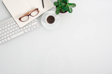 Beyaz ofis resepsiyon masası ile bir sürü şey üstünde o. Kopya alanı ile yüksek açılı görünüş.