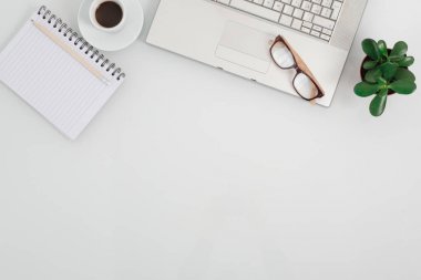 Beyaz ofis resepsiyon masası ile bir sürü şey üstünde o. Kopya alanı ile yüksek açılı görünüş.