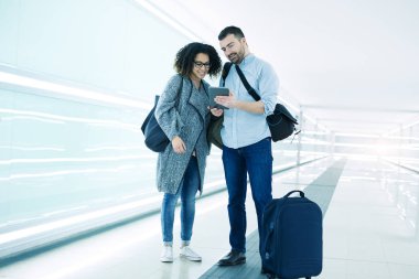 Çift seyahat app kullanarak tatile gitmeye hazır