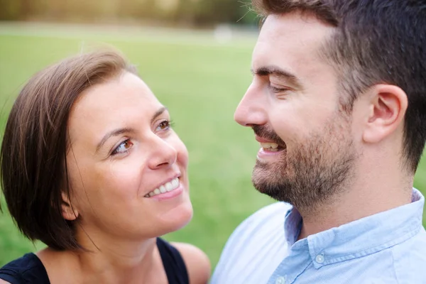 Mujer enamorada mirando a su novio a los ojos —  Fotos de Stock