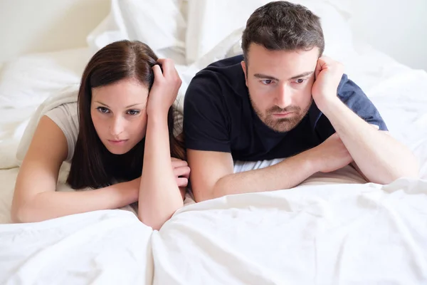 Amantes preocupados e entediados casal depois de uma luta deitada na cama — Fotografia de Stock