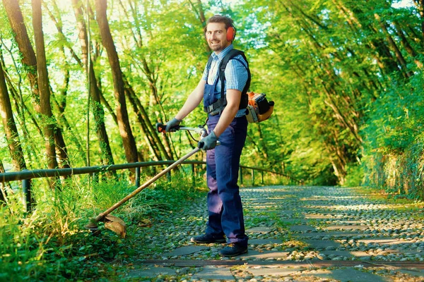 Professionele Tuinman Met Behulp Van Een Rand Trimmer Tuin — Stockfoto