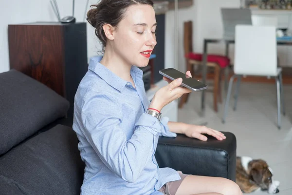 Mulher Falando Telefone Com Assistente Voz Digital — Fotografia de Stock