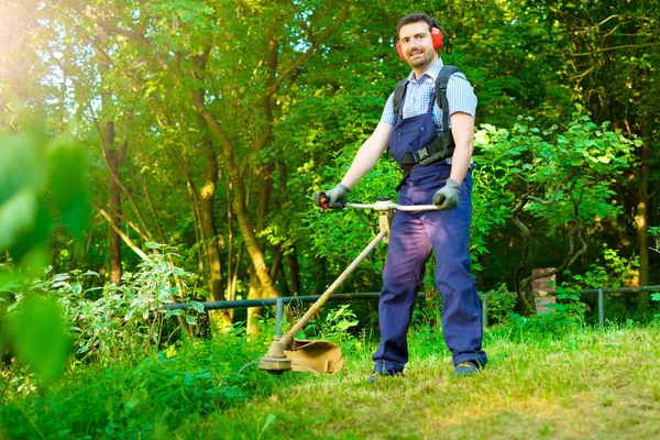 Professionele Tuinman Met Behulp Van Een Rand Trimmer Tuin — Stockfoto