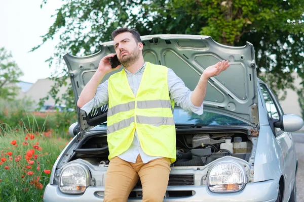 Retrato Homem Estressado Chamando Celular Para Serviço Seu Carro Avaria — Fotografia de Stock