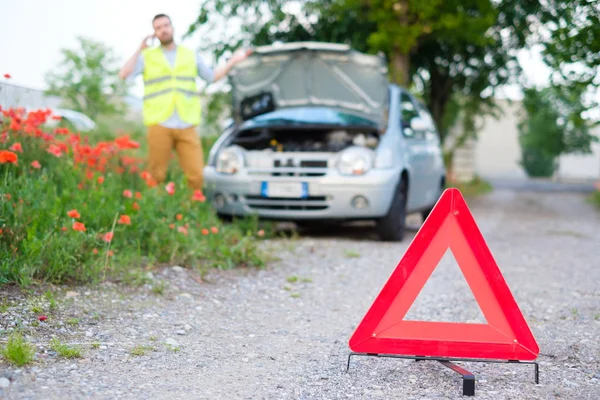 Joven Que Llama Servicio Coches Después Una Avería Del Vehículo — Foto de Stock