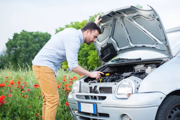 Retrato Homem Estressado Verificando Seu Problema Motor Carro — Fotografia de Stock