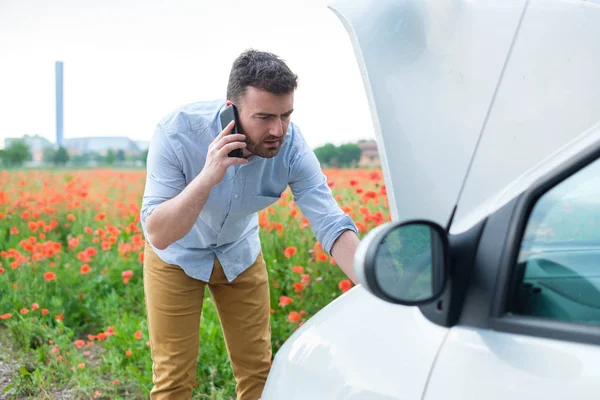 Mann Steht Vor Kaputtem Auto Und Ruft Hilfe — Stockfoto