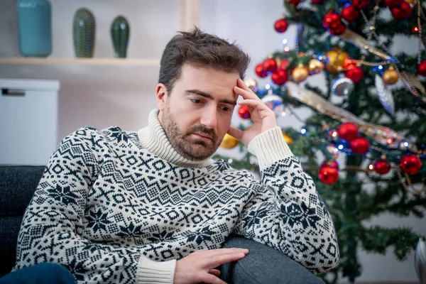 Mężczyzna samotność portret czuje się źle podczas Boże Narodzenie — Zdjęcie stockowe