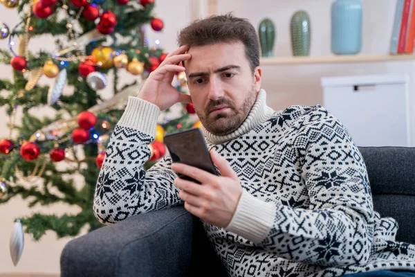 Hombre sintiendo emociones negativas durante la Navidad —  Fotos de Stock