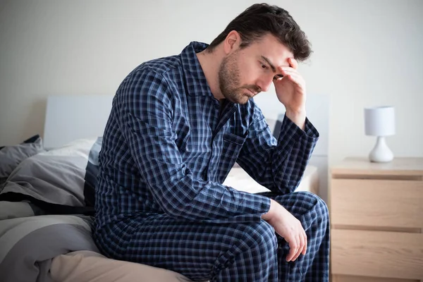 Hombre sintiéndose cansado en la mañana después de dormir en la cama —  Fotos de Stock