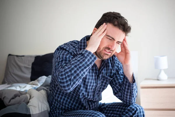 Homem se sentindo mal por causa de transtorno de insônia — Fotografia de Stock