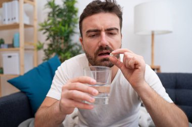 Evde kötü baş ağrısı çeken bir adam.