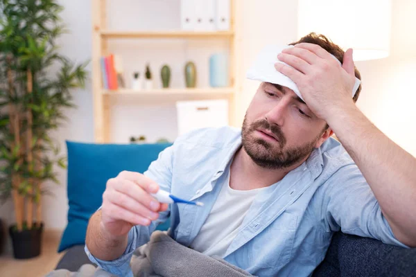 Homem retrato sofrendo frio e gripe em casa — Fotografia de Stock