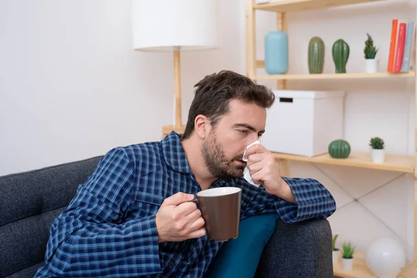 Retrato de hombre que sufre de resfriado y gripe en casa —  Fotos de Stock