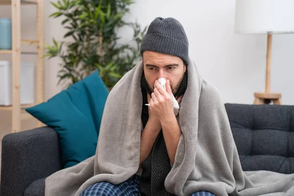Мужской портрет страдает от холода и гриппа дома — стоковое фото