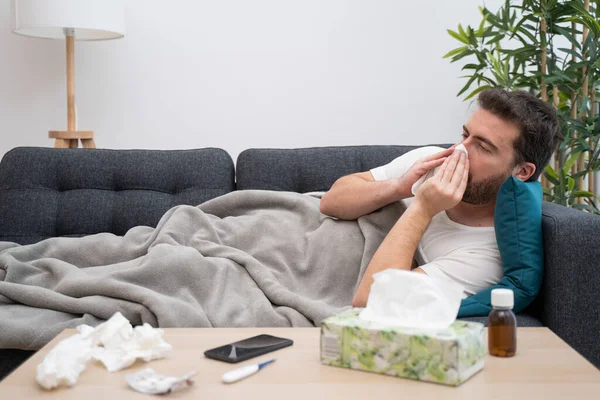 Retrato de hombre que sufre de resfriado y gripe en casa —  Fotos de Stock