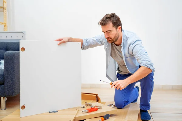 Retrato de homem e faça você mesmo montagem de móveis — Fotografia de Stock