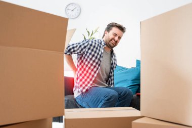 Taşıma kutuları ve sırt ağrısı çünkü duygu adam ağır siklet